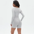 Rückansicht von nahtlosem hellgrauem Yoga-Set mit Langarm-Top und figurformenden Shorts - Mondlichtweiß