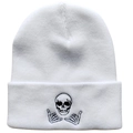 Weiße Strickmütze mit schwarz besticktem Totenkopf und Shaka-Handgeste für den Winter - Skelett Hand Weiß