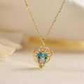 Gros plan d'un collier doré avec pendentif tête de taureau en émail bleu et petits cristaux - Tête de Taureau Bleue