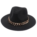 Gros plan détaillé d'un chapeau Panama en paille noire avec chaîne en acrylique dorée - Chapeau de Paille à Bord Plat / Noir