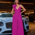 Combinaison pantalon fuchsia élégante avec col en V profond et fleur 3D à l'épaule - Rose rouge