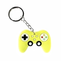 Dettaglio del portachiavi a forma di controller giallo con pulsanti colorati e anello - Giallo