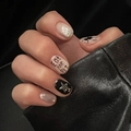 Halloween Kunstnägel mit Spinnennetz, schwarzen Spinnen und metallischen Sterndesign - Kleber-Stil (JP2675)