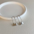 Orecchini a spilla di sicurezza in argento minimalista su vassoio di pietra bianca - Argento