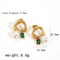 Orecchini placcati oro 18k con perla bianca e cristallo verde su anelli irregolari - Zircone Verde Smeraldo (TE6905-GN)