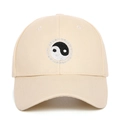 Dettaglio del ricamo Tai Chi Yin Yang su un cappellino da baseball in cotone beige ricamato - Regolabile / Beige
