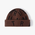 Bonnet en maille marron foncé avec lettres jacquard noires et bord à revers élégant - Caramel Foncé