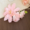 Primo piano di un elegante fermaglio per capelli a fiore in tessuto rosa - Becco d'Anatra (5#) / Rosa