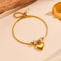 Détail macro du bracelet en acier inoxydable doré avec breloque cœur et zircons brillants - Bracelet Coeur Cercle Zircone (O306)