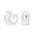 Asymmetrische silberne Edelstahl-Apfel- und Milchkarton-Ohrstecker auf weißem Hintergrund - Stahlfarbe