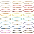 Set mit 24 bunten handgefertigten Perlenarmbändern mit goldenen Akzenten im Raster - 24-teiliges Armband-Set / Mehrfarbig Set