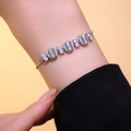 Elegante zilveren armband met geometrische zirkonia's om de pols van een model - Zilver