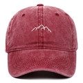 Gros plan détaillé de la broderie montagne sur casquette en coton bordeaux délavé - Taille Unique(Réglable) / Bordeaux