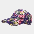 Dettaglio cappellino in tela con motivo di rose rosa e gialle su tessuto viola scuro - Blu navy / Regolabile