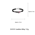 Détail d'un choker en cuir noir de 31cm avec pendentifs en forme d'os et de croix - Choker en Cuir Strass Étoile X4355