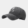 Détail de la broderie crâne et mains de squelette sur la casquette en coton délavé - Réglable / Noir