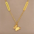 Primo piano di una collana con ciondolo a farfalla dorata su tessuto grigio, stile minimalista - Oro