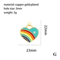Detalle del colgante corazón arcoíris bañado en oro 18K de 22 mm con orificio de 3 mm - Colgante de Corazón de Arco Iris Multicolor (P03597)