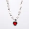 Elegante collar de perlas blancas con un colgante de cristal en forma de corazón rojo - Plata con piedra roja (KN283227-SP)