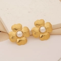 Primer plano de aretes de flor dorados con centro de perla y textura cepillada fina - Pendientes De Botón De Perla Flor / Dorado