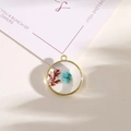 Pendaglio in resina con fiori rossi e blu, montatura circolare in metallo dorato - Stile 2