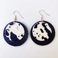 Détail de boucles d'oreilles rondes en cuir bleu marine avec imprimé vache en poils de poney - Style Rond Double Couche Vache Bleu Foncé (1)