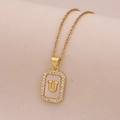 Macro de pendentif carré en or 18K avec nacre et lettre U bordée de diamants brillants - Lettre U