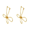 Modische goldene Knotohrringe in Blütenblattform aus 18K Edelstahl auf weißem Grund - Knotenohrringe / Gold