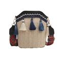 Nahaufnahme der beige geflochtenen Eimertasche mit blauen Quasten und Ethno-Gurt-Details - Einheitsgröße / Schwarz