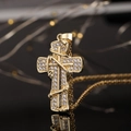 Dettaglio del ciondolo a croce placcato oro con zirconi micro-pave e design a filo avvolto - Croce con Diamanti Design a Filo Oro (款式37)
