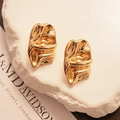 Macro-opname van gouden vierkante oorknopjes met onregelmatige metaaltextuur - Legering/Zilveren Pin / Goud Gerimpeld (WE2841)