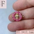 Détail macro du pendentif Vierge Marie en or avec zircons roses, taille 22,3x17,1mm - F-Zircone Rose Arbre