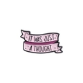 Spilla in smalto rosa con scritta nera 'IT WAS JUST A THOUGHT' su fondo bianco - Testo Nastro-Thought