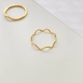Nahaufnahme von zwei minimalistischen Gold-Wellenringen mit polierter Oberfläche - US 6 / Dünne Welle
