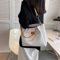 Borsa tote trapuntata bianca con tracolla in pelle marrone e catena argentata - Bianco (Cinturini Marroni)