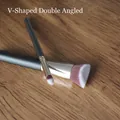 Dettaglio dei pennelli per fondotinta e correttore a forma di V con setole viola sfumate - Pennello Fondotinta 3D Grande Angolato