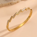 Brazalete geométrico de titanio chapado en oro 18K con conchas y circonitas engastadas - Estilo de Mosaico Geométrico Chevron Dorado (H122)