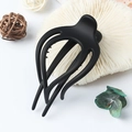 Pince à cheveux pieuvre noire mate sur un coquillage blanc avec décor naturel - Noir mat