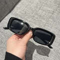 Gafas de sol rectangulares negras clásicas con lentes oscuras y una montura estilo retro - Montura Negra Lentes Gris Negro
