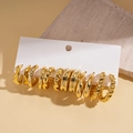 Detailweergave van de 12-delige gouden geometrische oorbellenset op een witte kaart - Goud (12-delige set)