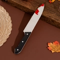 Realistisches Halloween Kostüm-Plastikmesser mit Blutflecken auf dunklem Holzhintergrund - Blutiger Kunststoffdolch