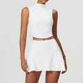 Zweiteiliges weißes Sportset für Damen mit ärmellosem Crop-Top und hochtailliertem Tennisrock - S / Weste + Rock Schwanenweiß