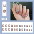 Kurze runde Kunstnägel Set R804 mit grau-blauem Farbverlauf und silbernen Texturdetails - Perlmutt Marmoriert (R804)