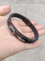 Primer plano de pulsera de silicona negra con placa de metal e incrustación de cruz plateada - Carcasa Negra Cruz de Plata