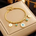 Vergoldetes Evil-Eye-Armband mit türkisfarbenen Perlen und Anhängern auf Samt-Box - Gold