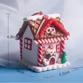 Graziosa casetta di pan di zenzero natalizia con bastoncini di zucchero e neve - Stile A
