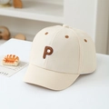 Dettaglio della lettera P ricamata in marrone su un cappellino in cotone beige per bambini - 50cm (1-3 Anni) / Bianco Sporco