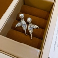 Dettaglio di orecchini a coda di sirena con perle e zircone blu a cuore nella scatola - Orecchini a Coda di Pesce Cuore Argento (Perno in Argento)
