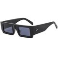 Gafas de sol rectangulares negras modernas con tachuelas plateadas y lentes polarizadas - Montura Negro Brillante Lentes Grises