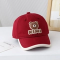 Détail d'une casquette bébé bordeaux avec patch ours en 3D et lettrage KIMI brodé - 50cm (1-3 ans) / Ours KIMI-Rouge